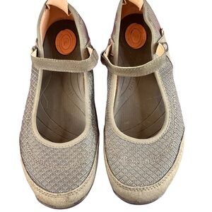Teva Women's Sparkling Tan Flats